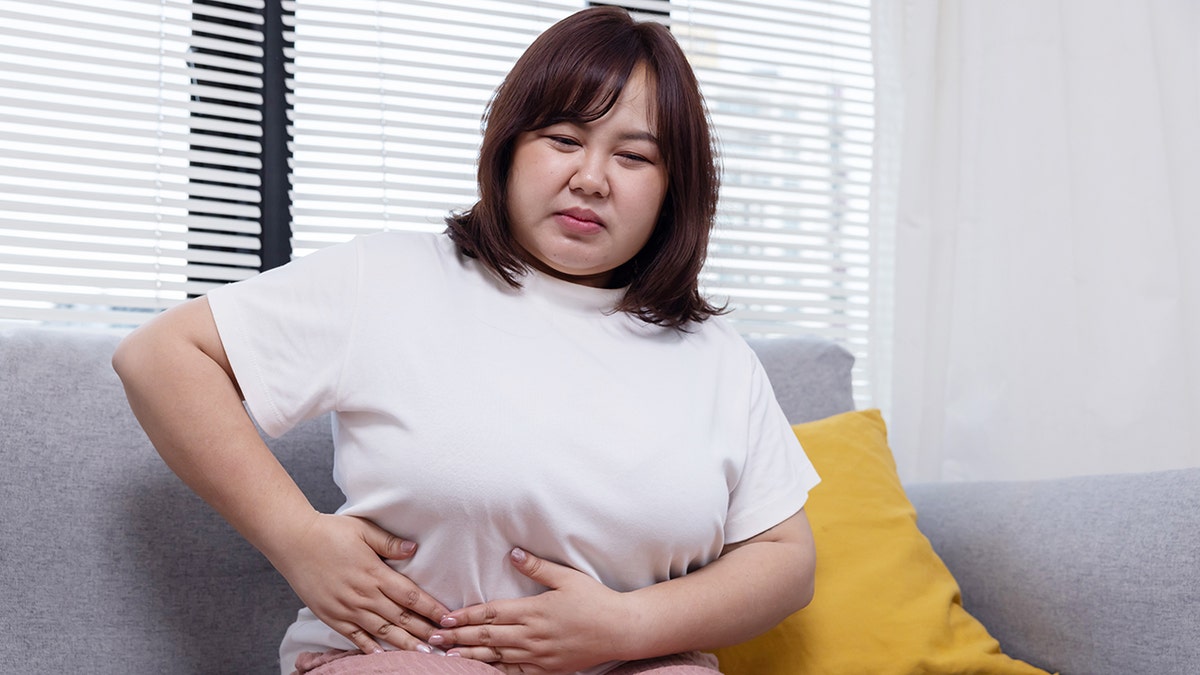 obese-woman-stomach-pain.jpg