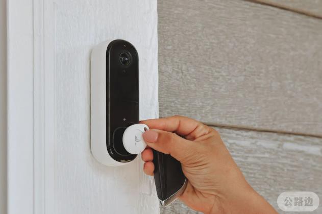 Arlo's fob is unique in its doorbell compatibility..jpg