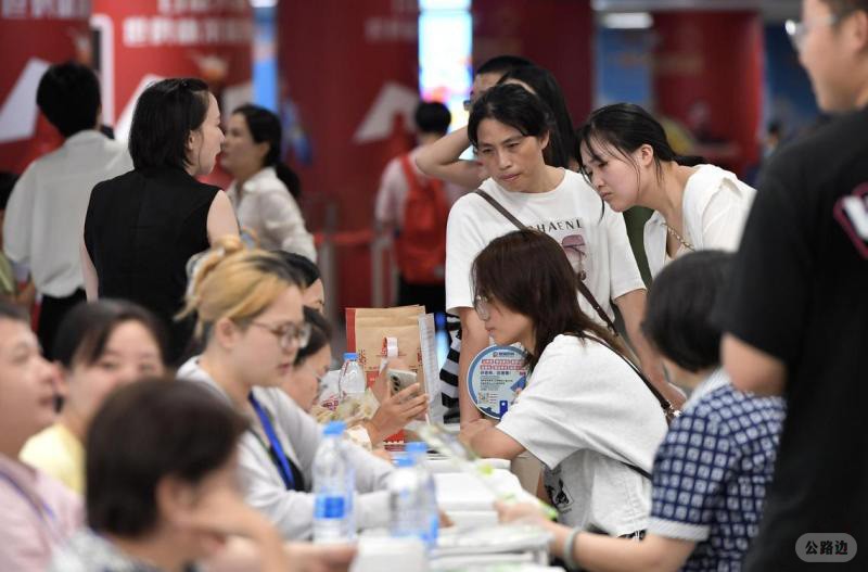 中国7月非在校青年失业率升至17.8%.jpg
