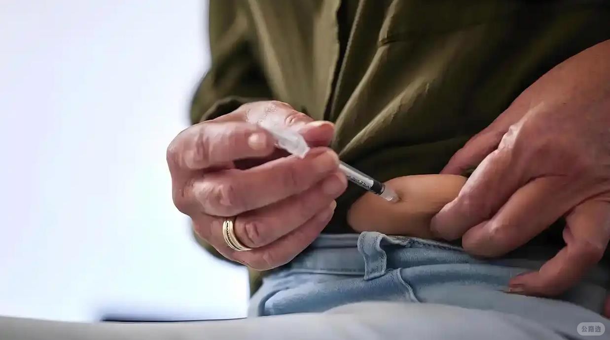 男子打胰岛素1个月才发现针套没摘1.jpg