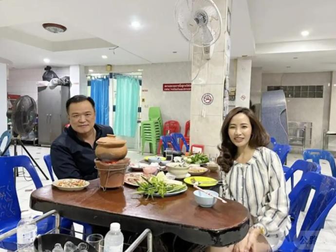 阿努廷和苏帕南在家庭生活中.jpg