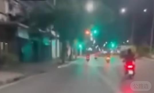 曼谷两帮少年街头火拼-2.jpg