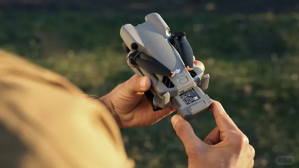 The Mini 5 Pro's battery is rated for 52 minutes of flight time..jpg