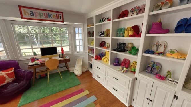 Happy-Kellis-Crocs-room_Screenshot.jpeg