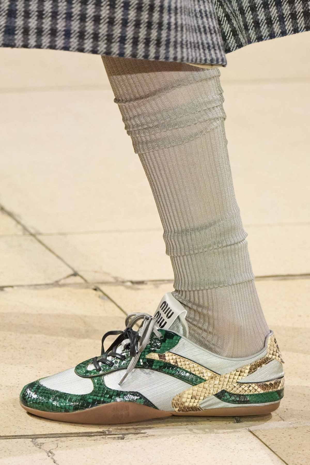 Showroom hits shoes and boots directly (2).jpg