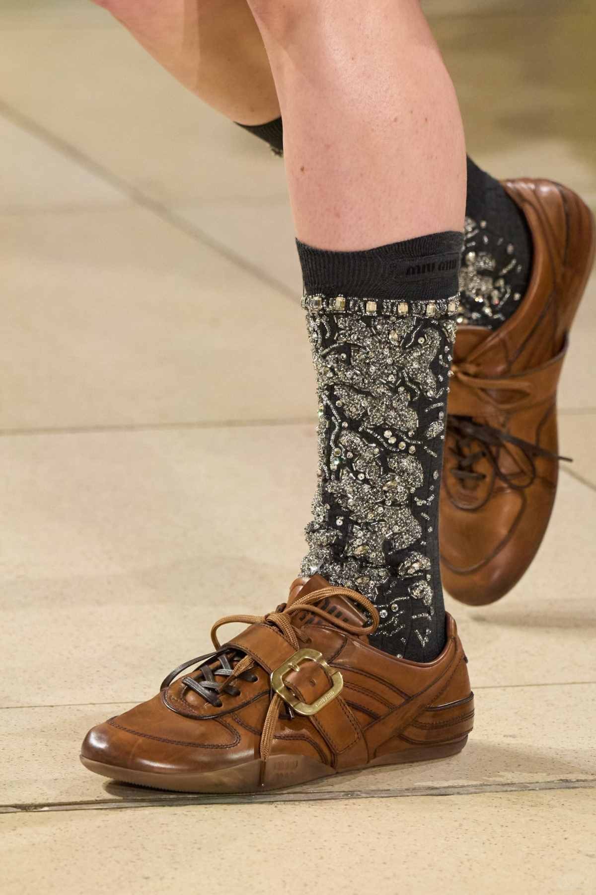 Showroom hits shoes and boots directly (1).jpg