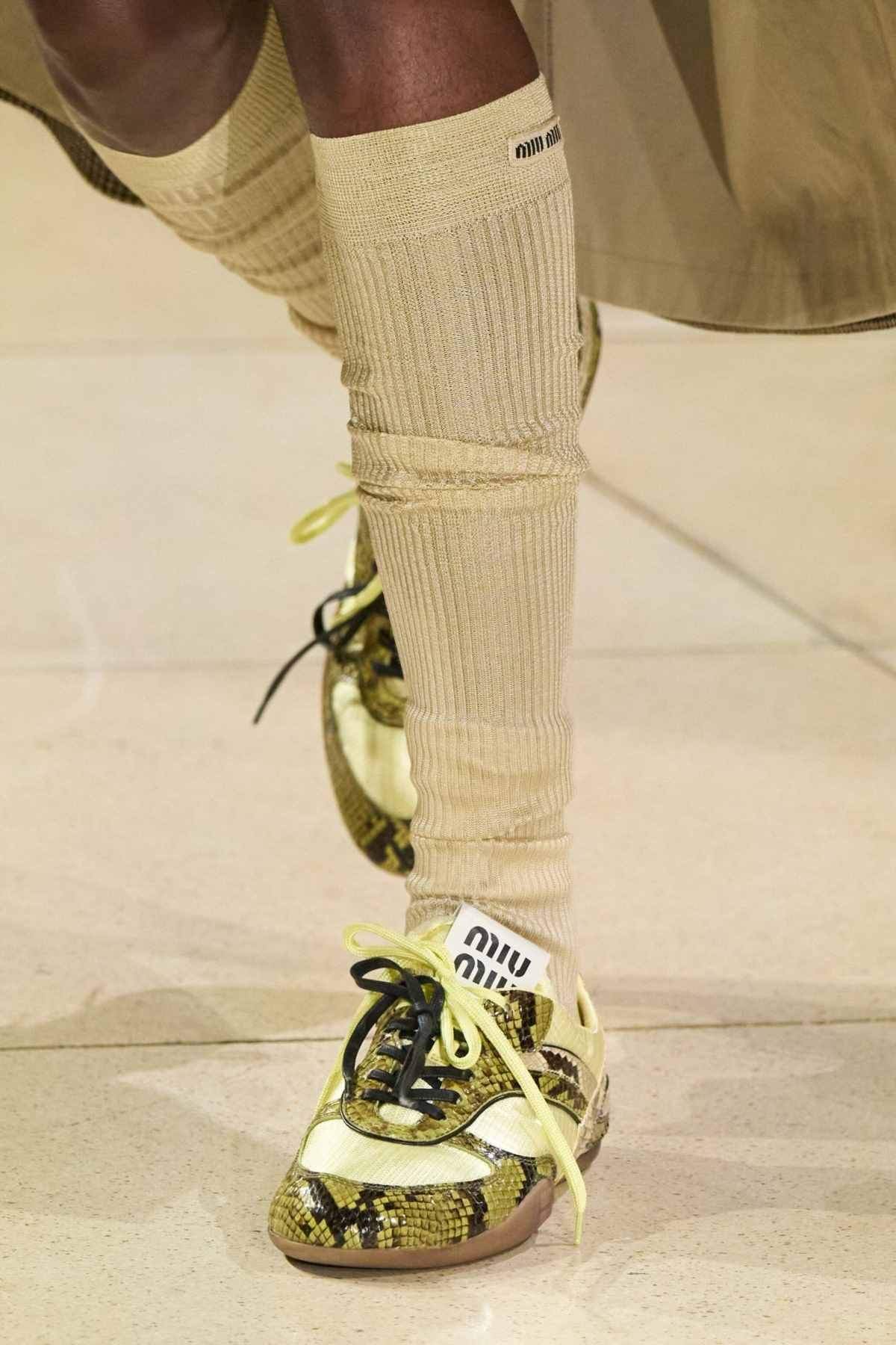 Showroom hits shoes and boots directly (4).jpg