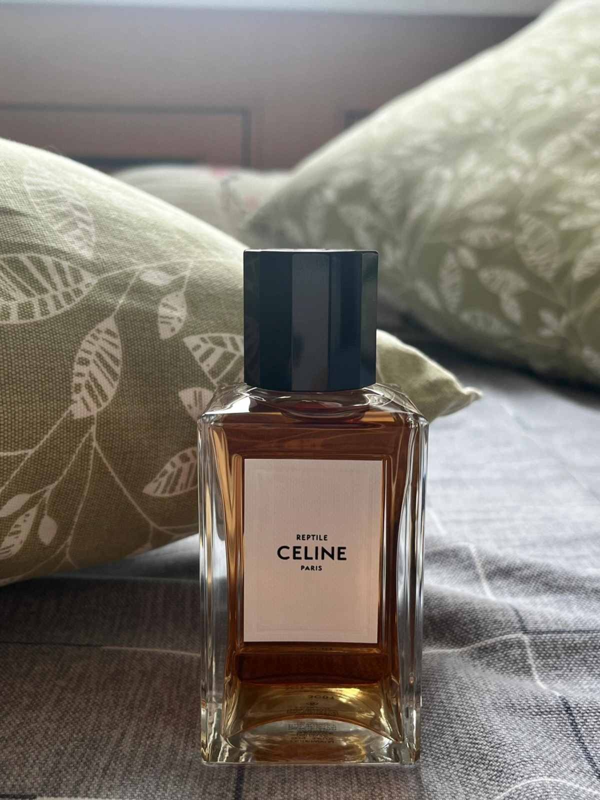 Eight bottles of famous perfume that have not been used up yet (9).jpg