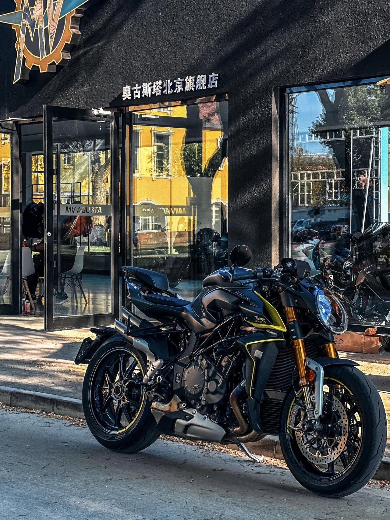 Augusta Brutale 1000 thug messenger heavy motorcycle (1).jpg