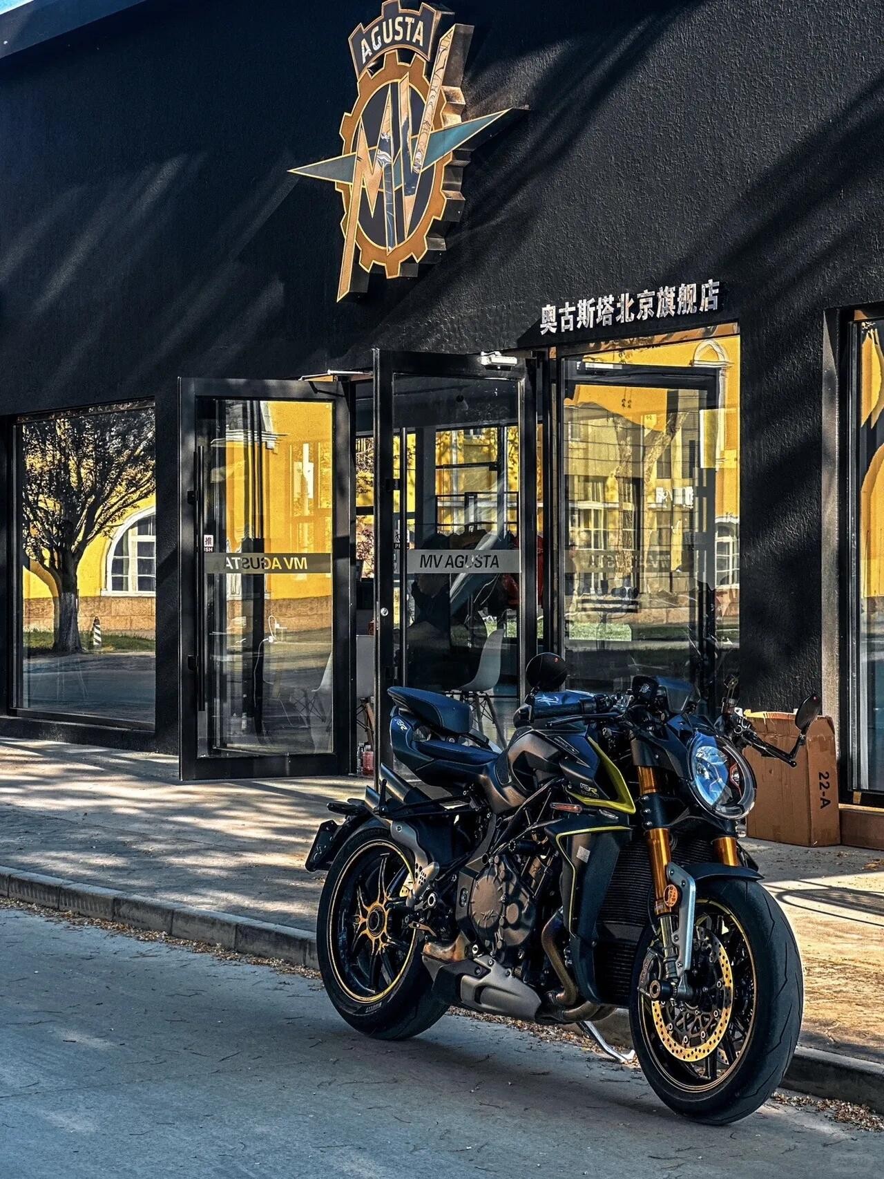 Augusta Brutale 1000 thug messenger heavy motorcycle (2).jpg