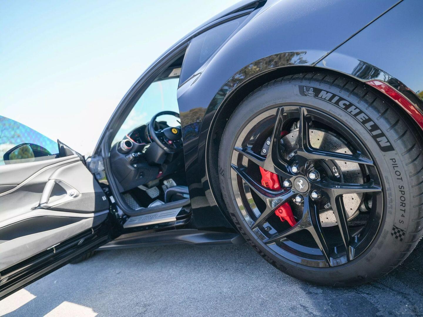 Ferrari 812 (2).jpg