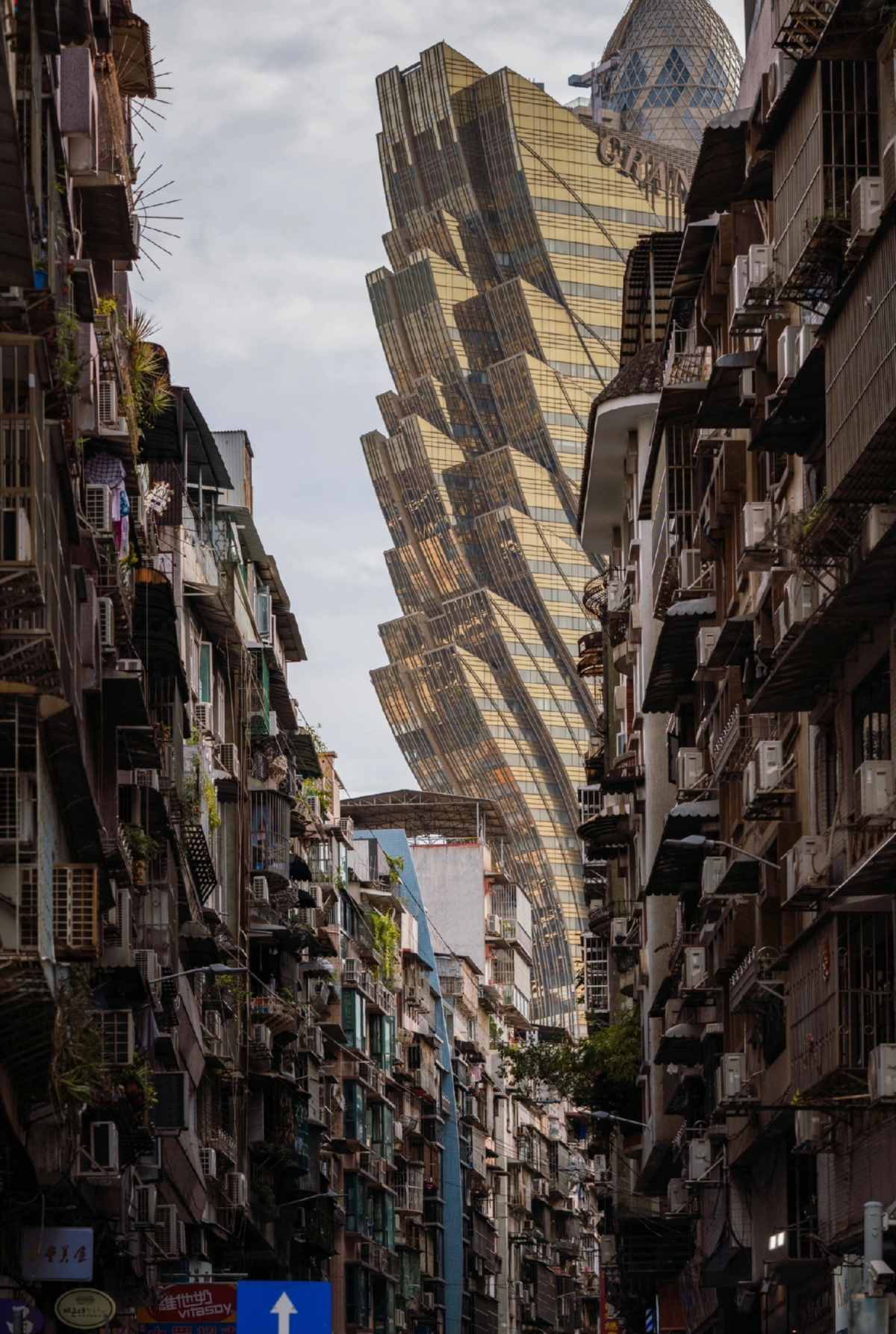 The photos I took during my trip to China show that 'looking down is the co.jpg