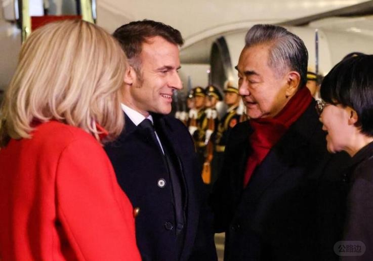 马克龙抵达北京 王毅着红色围巾接机.jpg