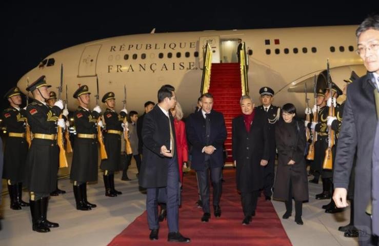 马克龙抵北京展开国事访问 中国外长王毅接机.jpg