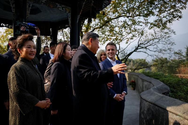 中法元首成都进行友好交流 同意保持密切沟通.jpg