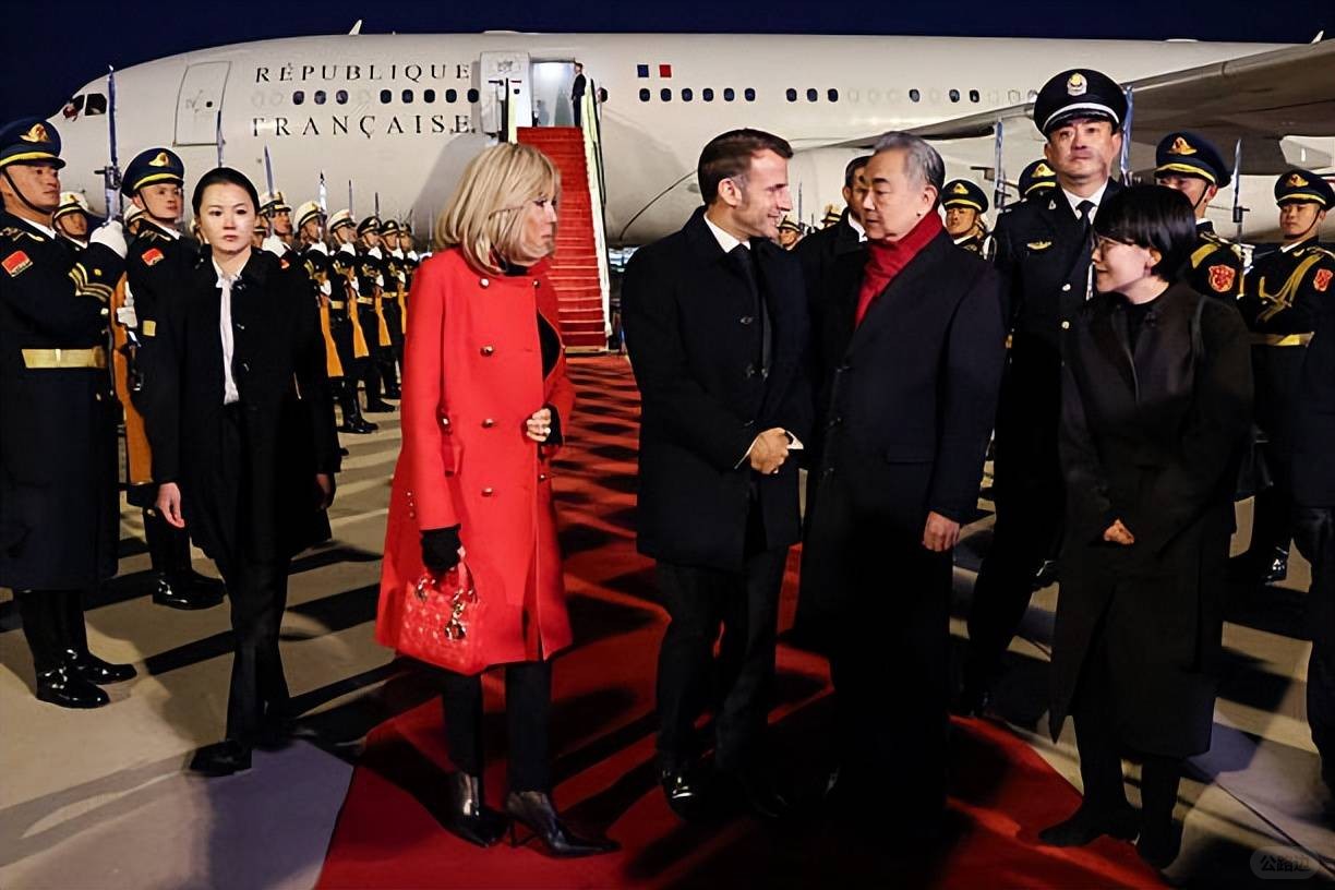 Brigitte welcomes the Croatian Prime Minister and his wife! Wearing a blue dress.jpeg