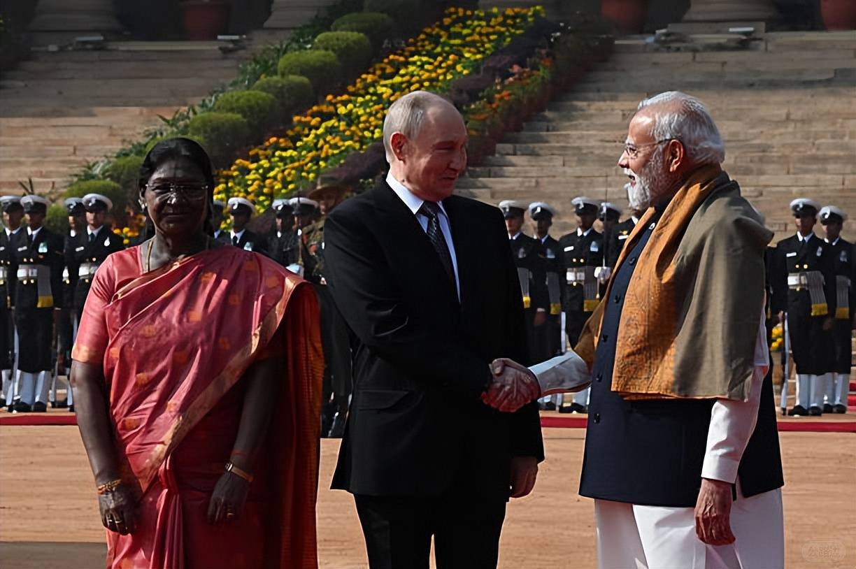 Modi holds a grand state banquet for Putin! Looking so rich, Putin still has a s.jpeg