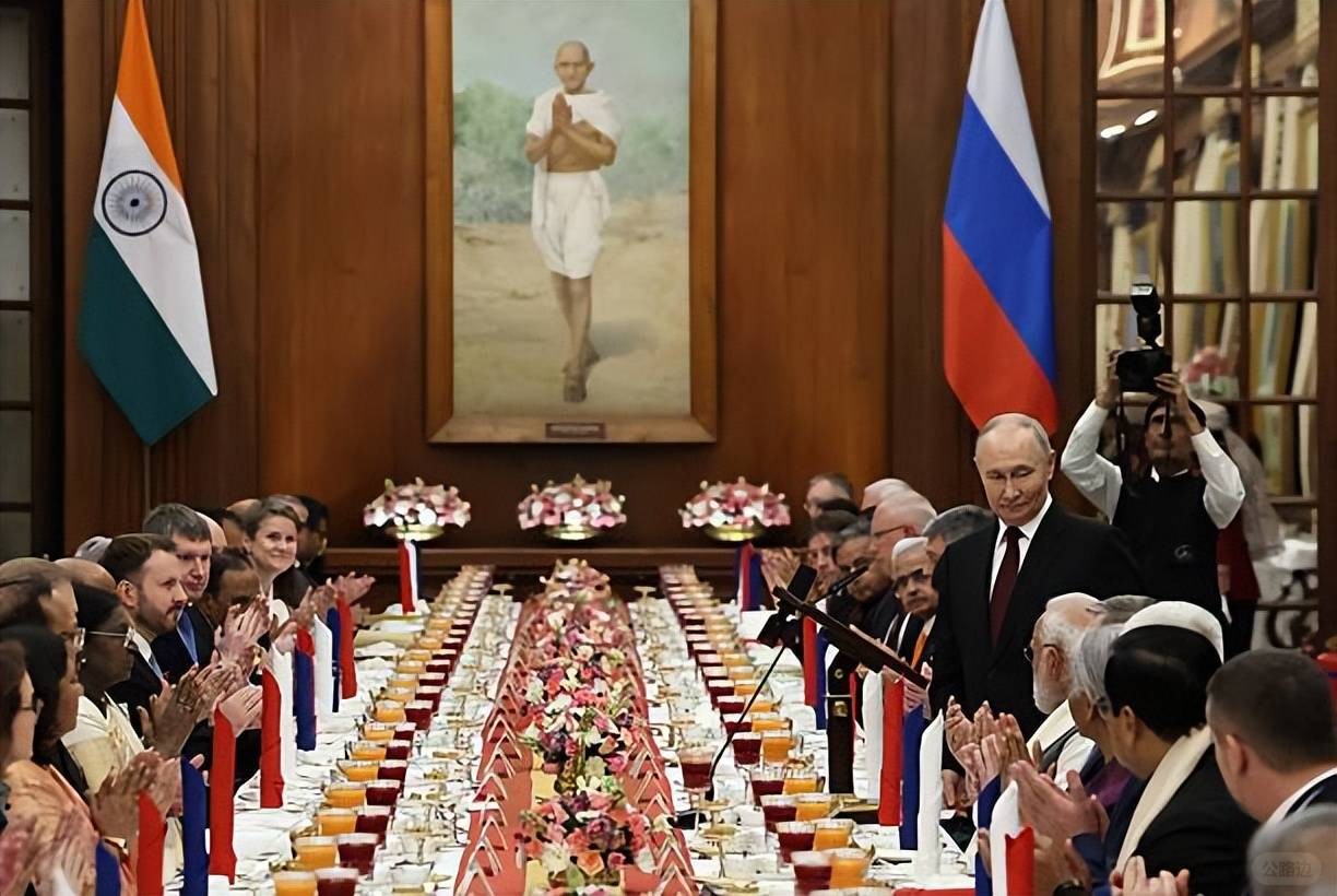 Modi holds a grand state banquet for Putin! Looking so rich, Putin still has a s.jpeg