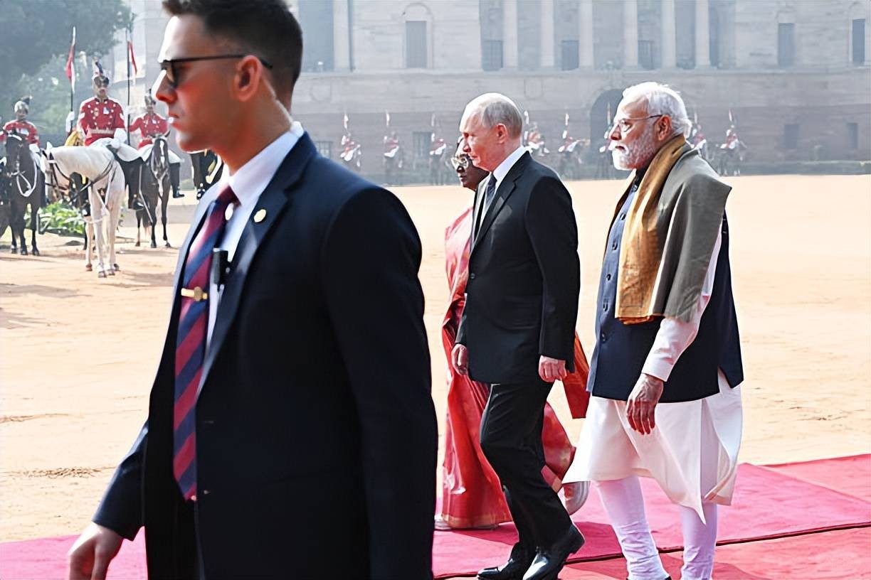 Modi holds a grand state banquet for Putin! Looking so rich, Putin still has a s.jpeg
