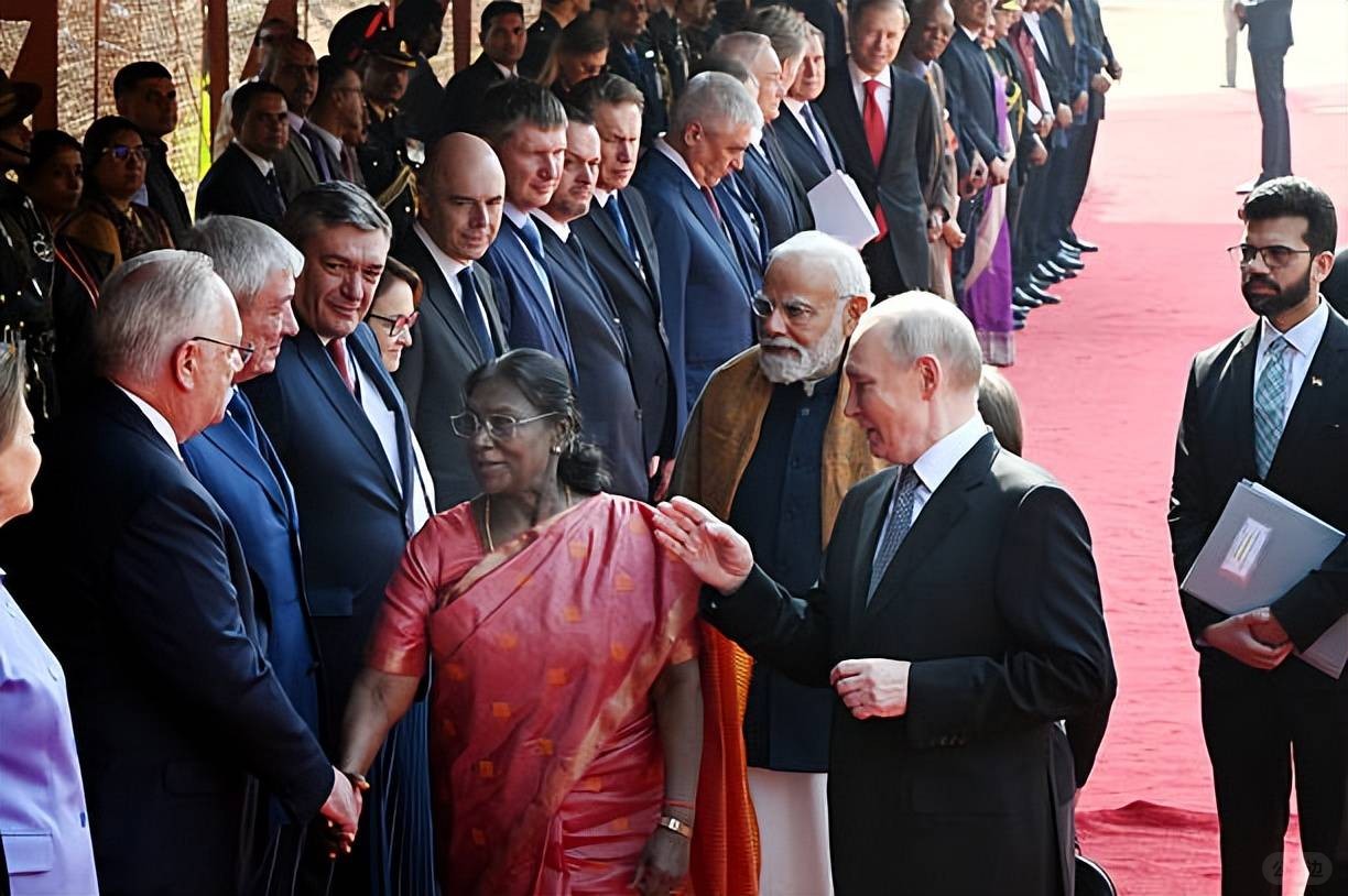 Modi holds a grand state banquet for Putin! Looking so rich, Putin still has a s.jpeg