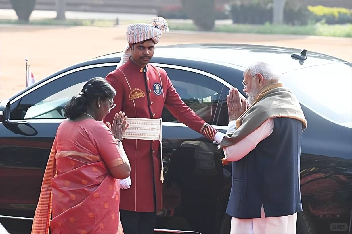 Modi holds a grand state banquet for Putin! Looking so rich, Putin still has a s.jpeg