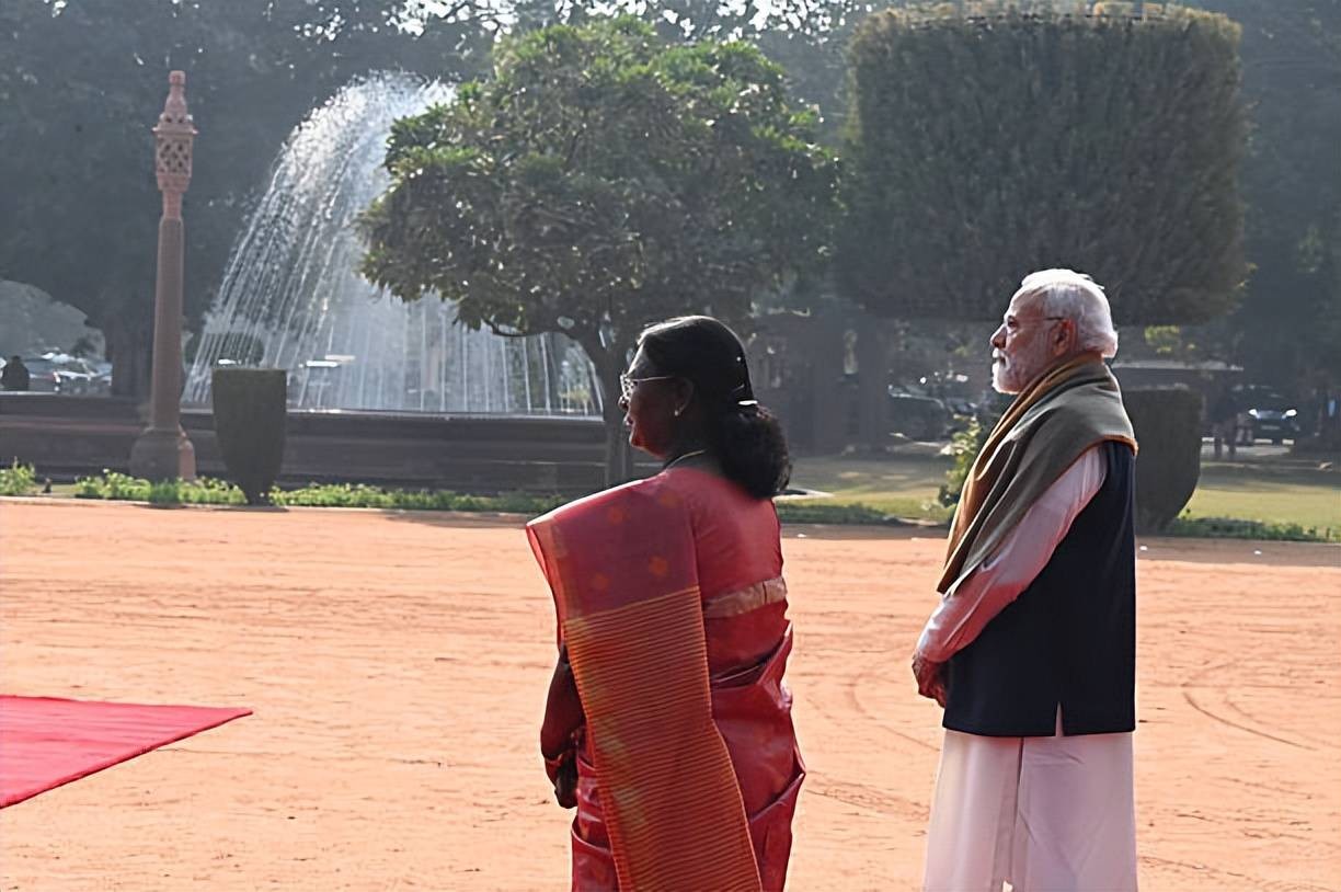 Modi holds a grand state banquet for Putin! Looking so rich, Putin still has a s.jpeg