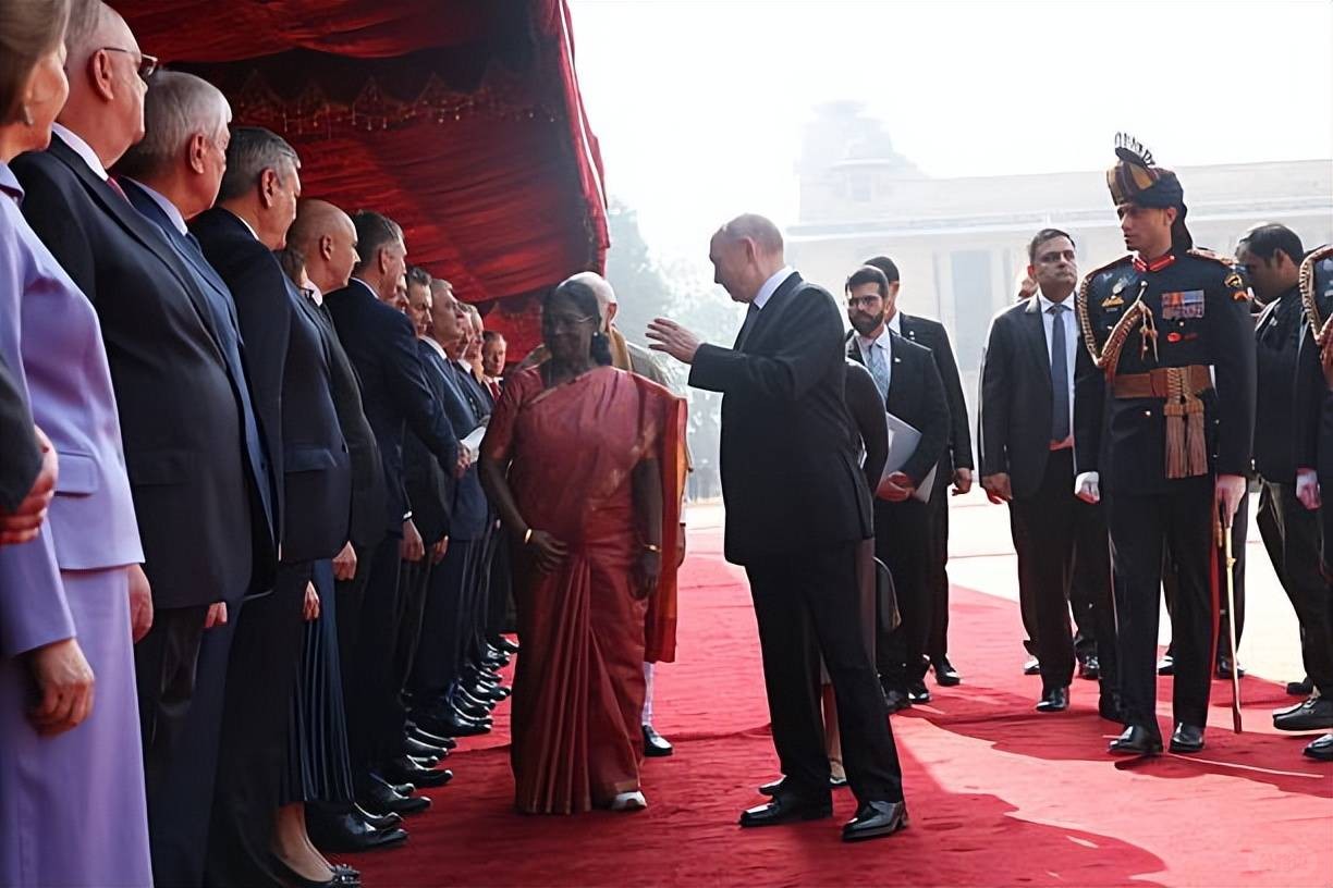 Modi holds a grand state banquet for Putin! Looking so rich, Putin still has a s.jpeg