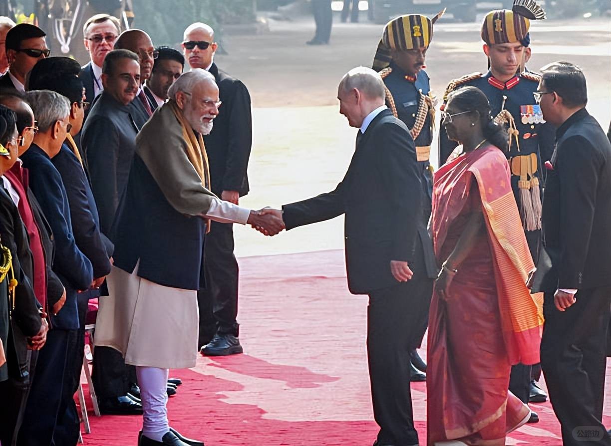 Modi holds a grand state banquet for Putin! Looking so rich, Putin still has a s.jpeg
