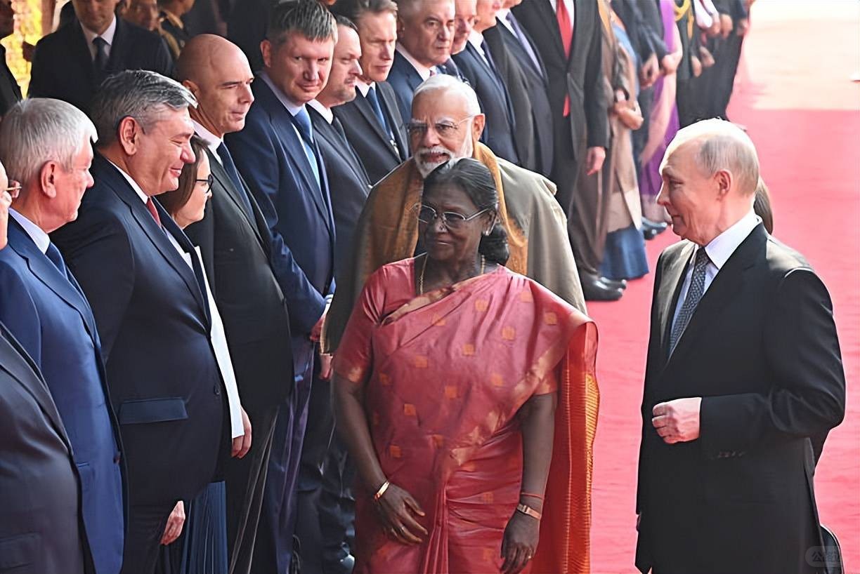 Modi holds a grand state banquet for Putin! Looking so rich, Putin still has a s.jpeg