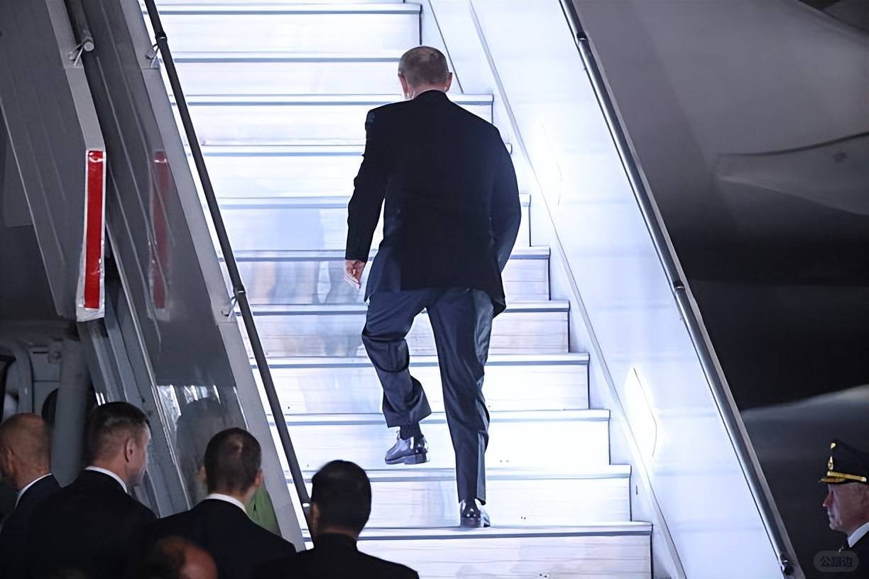 Modi holds a grand state banquet for Putin! Looking so rich, Putin still has a s.jpeg