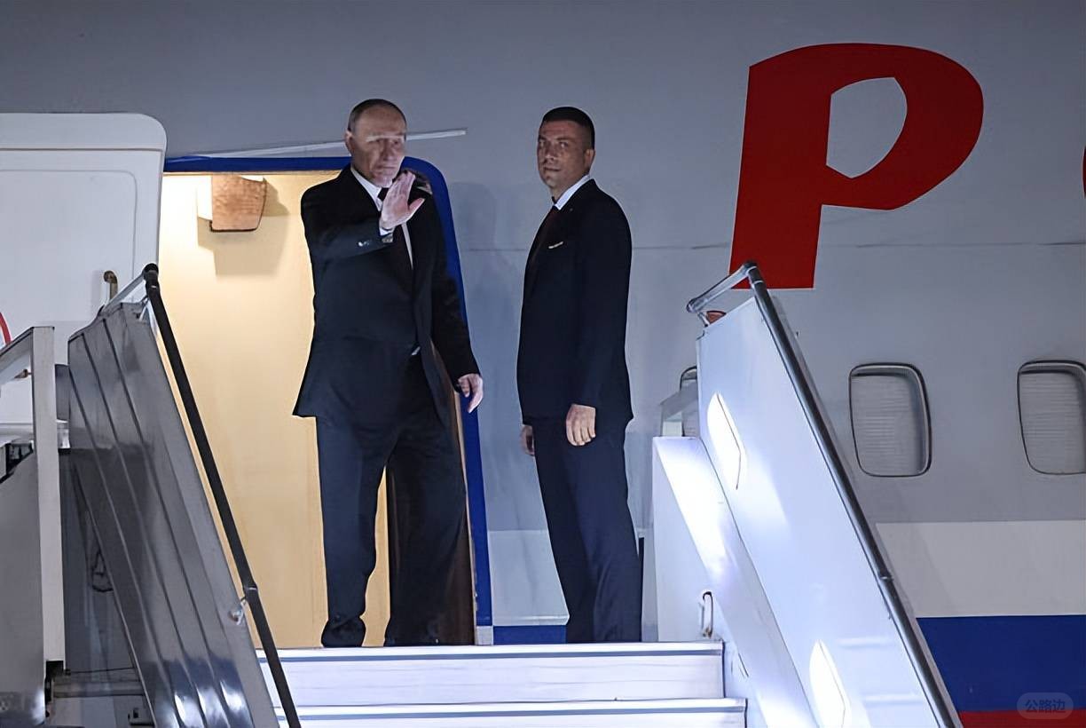 Modi holds a grand state banquet for Putin! Looking so rich, Putin still has a s.jpeg