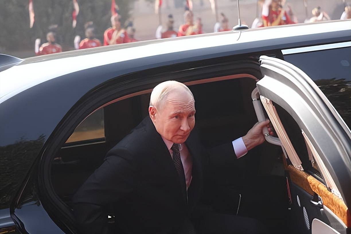 Modi holds a grand state banquet for Putin! Looking so rich, Putin still has a s.jpeg