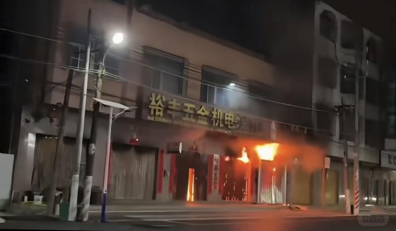 广东汕头一五金店发生火灾 已致12人死亡.jpg