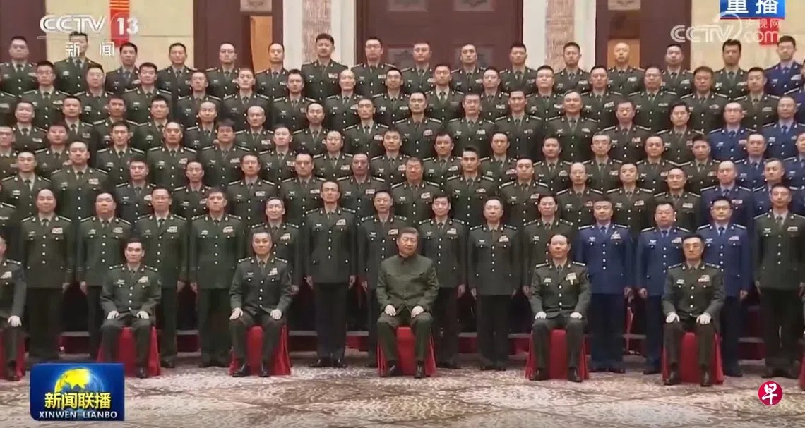 中国央视《新闻联播》画面显示，今年9月23日接见驻疆军官的全体合影.jpg