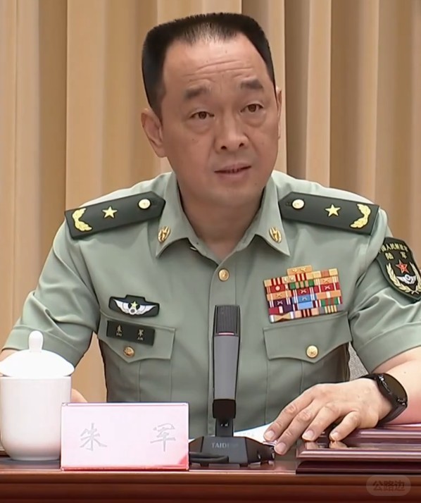 今年54岁的朱军少将去年6月从空军跨军种出任北京卫戍区政委.jpg