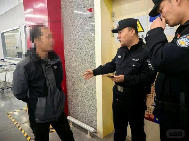 超市店员警觉识破异常购物民警及时拦截挽损2.6万元.jpg