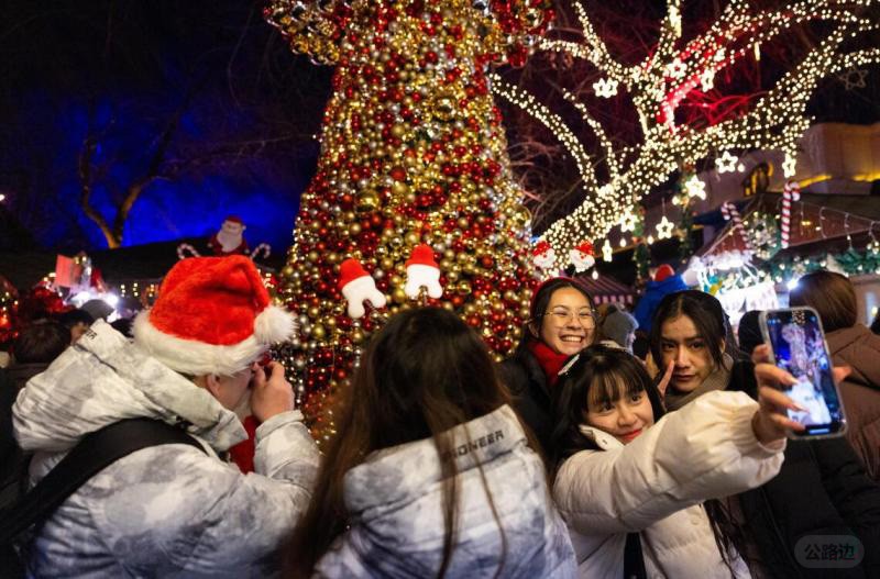 中国校园吁拒过洋节 一线城市仍庆祝圣诞.jpg