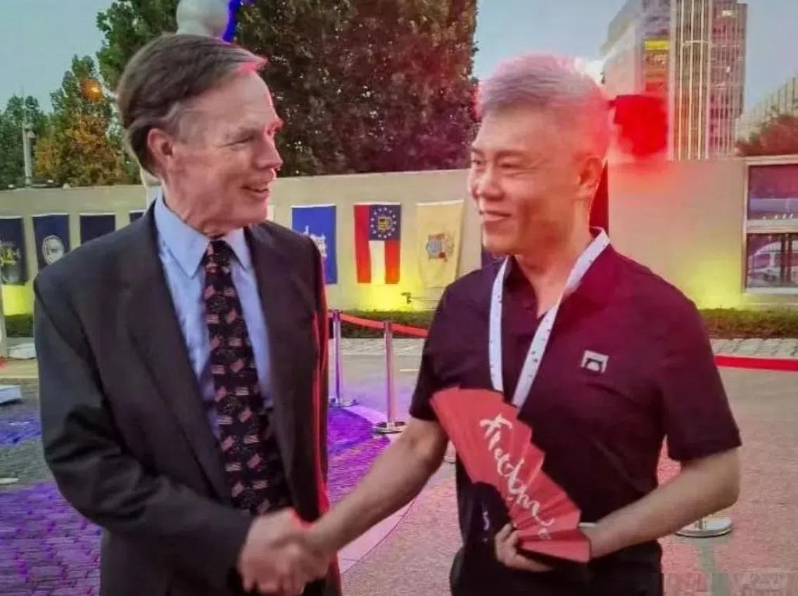 中国著名相声演员姜昆被曝今年圣诞节前夕在美国聚会高唱中国爱国歌曲《我和我的祖国》 (3).jpg