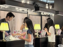 靠俊男靓女，这家女装卖爆了