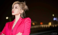 陈小纭玫红西装造型太吸睛，下衣隐藏秀长腿，又美又飒slay全场