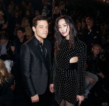 张钧甯巴黎高调亮相，黑裙配卷发，美出国际范儿