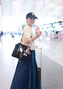 董璇夏季新穿搭：短袖+背心+阔腿裤，减龄又高级，美得像少女