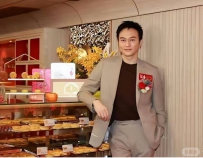 TVB前男神被指无视粉丝耍大牌？助理蹲下为其整理衣服引热议