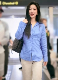 被朱珠惊艳到！穿衬衫不配半身裙、乐福鞋，这样打扮更洋气、高级