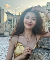 钟楚曦现身香港，瘦成皮包骨，皮肤白嫩状态回春，分手后更妩媚了