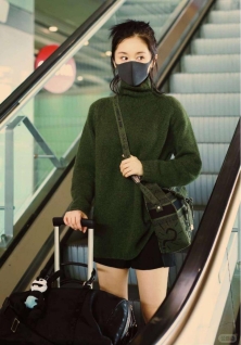 毛衣别再配牛仔裤，学王子文搭短裤长靴，显瘦又显高