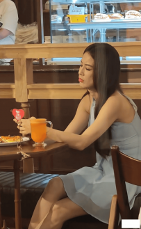 42岁黄圣依甜品店被偶遇，看着手机一脸烦躁还翻白眼，看着好凶