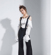 车晓挂脖露背连衣裙街拍，造型美艳吸睛，谁看了都忍不住心动