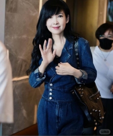 香港“玉女掌门人”演唱会神情呆滞，需人搀扶，被指健康疑亮红灯