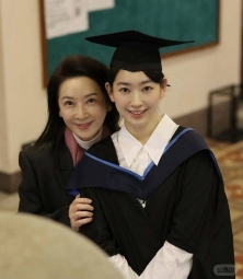 恭喜！香港知名星二代港大硕士毕业，被指与母亲共用一张脸
